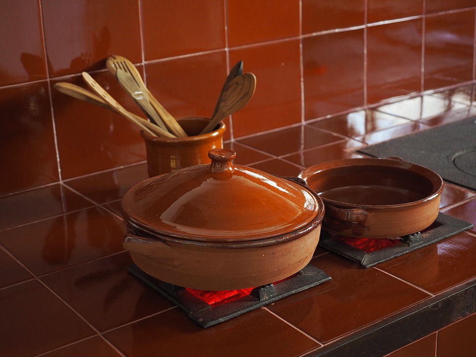 terracotta pot for traditional tuscan peposo dish