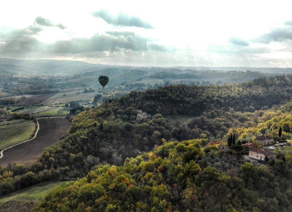 hot air balloon tour over tuscany hills