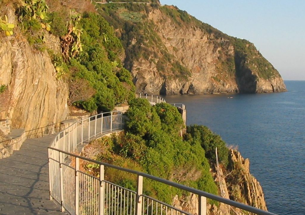 the via dell'amore hiking trail overlooking the sea in Cinque Terre