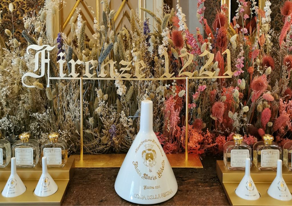 dried flowers decorations and ancient pharmacy ceramics for Acqua della Regina perfume