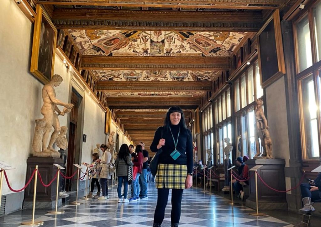 tour guide inside the uffizi gallery, to see the best paintings