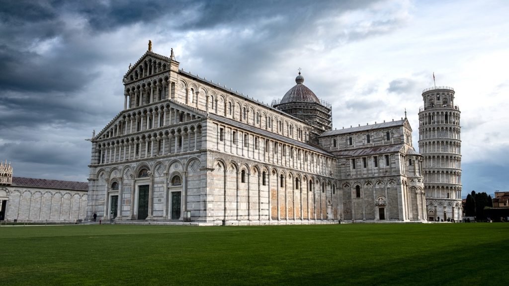 the leaning tower of Pisa in Piazza dei Miracoli