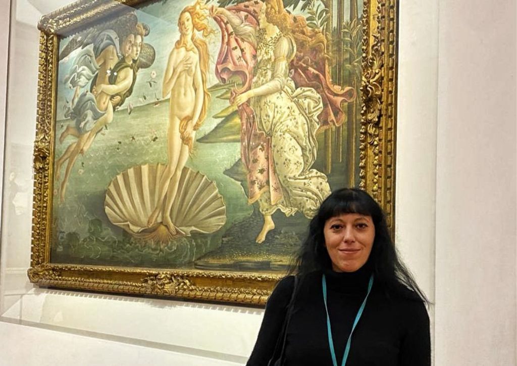 Tour guide in front of the painting of the birth of Venus by Botticelli